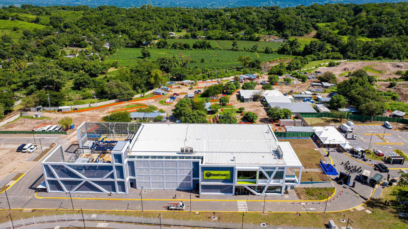 DataTrust, el primer centro de datos certificado Tier III, abre sus puertas en El Salvador.