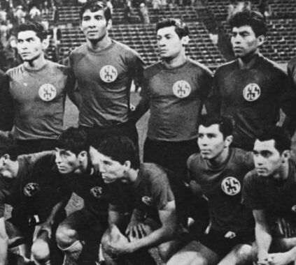 Fotografía de un equipo salvadoreño de mediados del siglo XX