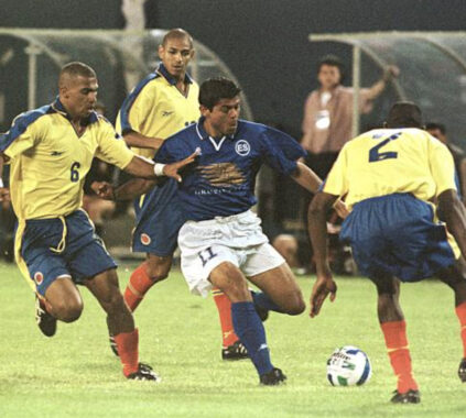 Jugadores en acción en un partido amistoso o eliminatorio temprano.