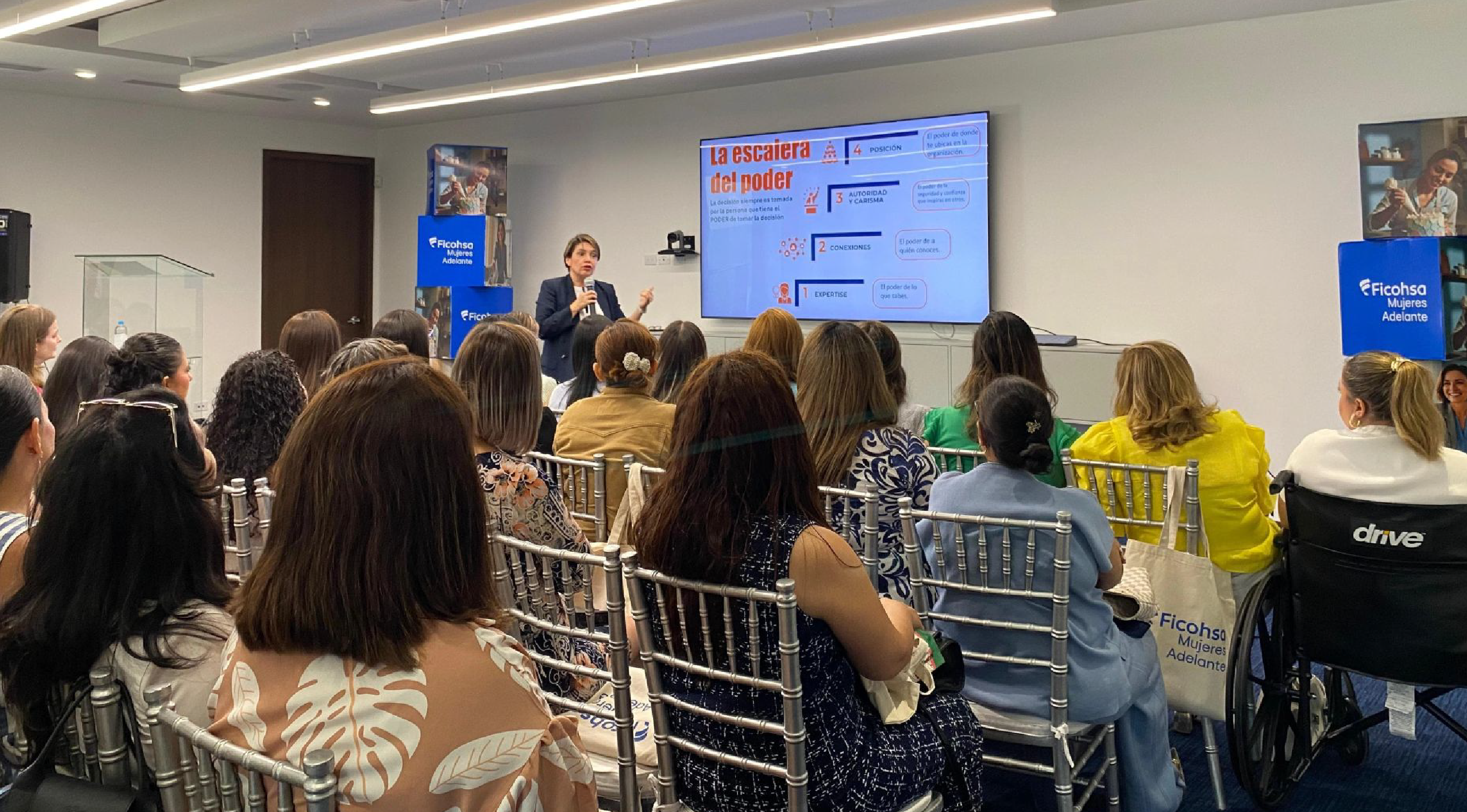 Liderazgo y crecimiento con el Programa Mujeres Adelante.